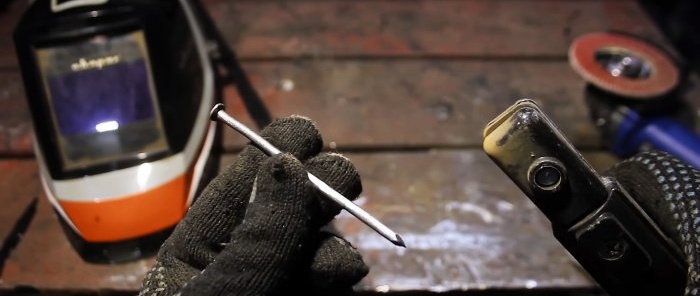 Hoe je een spijker rond de steel van een glas wikkelt