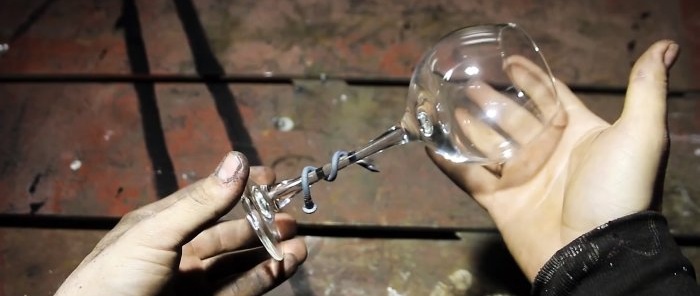 Hoe je een spijker rond de steel van een glas wikkelt