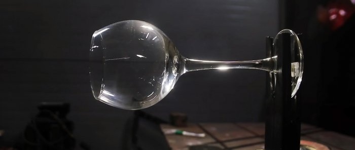 Hoe je een spijker rond de steel van een glas wikkelt