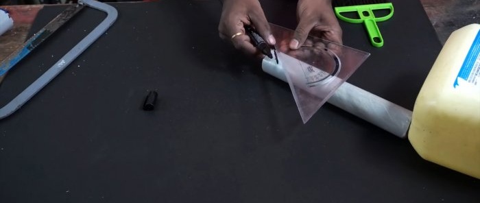 Hvordan lage en hagekanne fra en beholder og kutte et rør