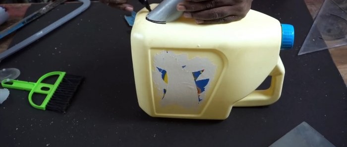 Cara membuat tin penyiram taman dari tong dan memotong paip