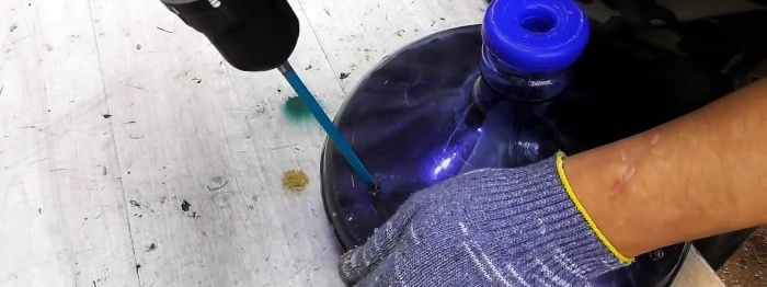 Comment réaliser un pouf d'atelier avec un compartiment de rangement à partir d'une bouteille de 19 litres