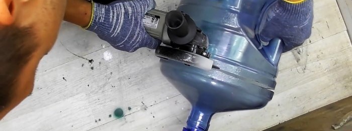 Comment réaliser un pouf d'atelier avec un compartiment de rangement à partir d'une bouteille de 19 litres