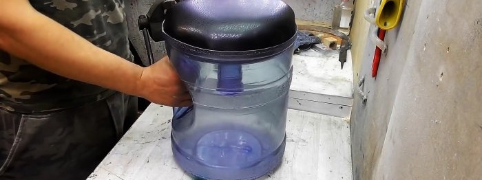 Cómo hacer un puf de taller con compartimento de almacenamiento a partir de una botella de 19 litros