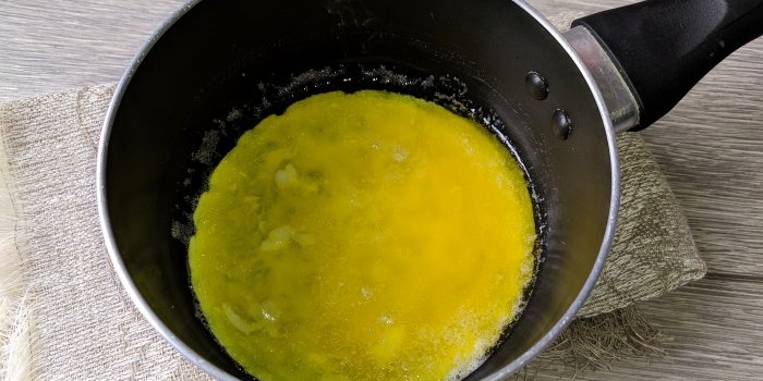 Usædvanlig morgenmad lavet af almindelige æg