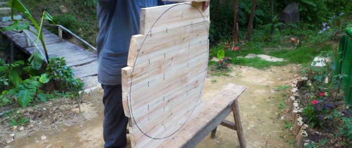 Hoe maak je een houten deksel voor een ketel in een rokerij of tandoor zonder lijm, spijkers en schroeven
