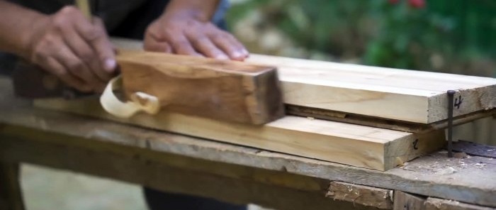Come realizzare un coperchio di legno per un calderone in un affumicatoio o in un tandoor senza colla, chiodi e viti