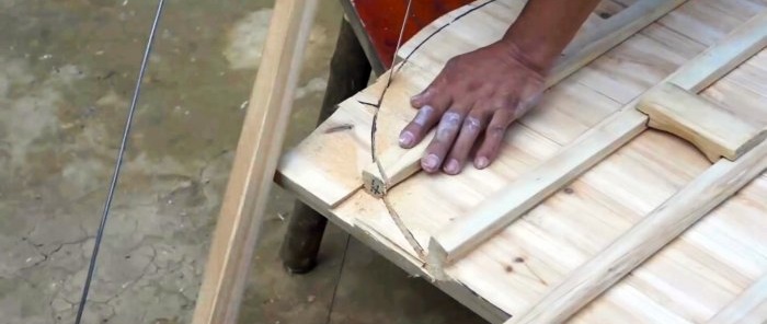 Hoe maak je een houten deksel voor een ketel in een rokerij of tandoor zonder lijm, spijkers en schroeven