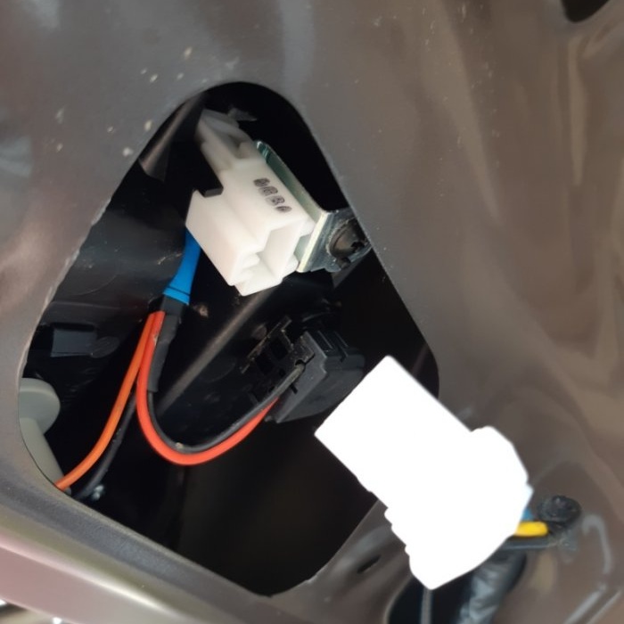 Премахване на конденза в автомобилните светлини