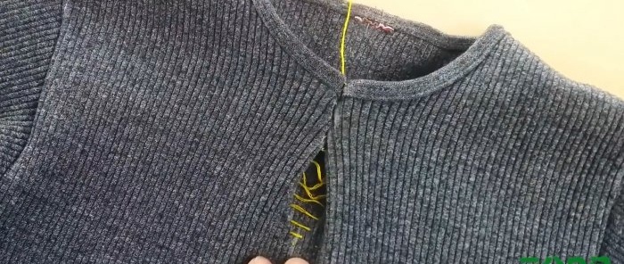 Hoe je de halslijn van een trui of T-shirt met je eigen handen kunt verkleinen
