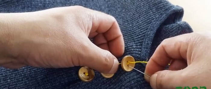 Как да стесните деколтето на пуловер или тениска със собствените си ръце