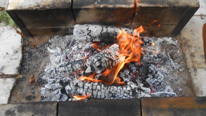 Jak dobře využít popel po požáru na vaší chatě