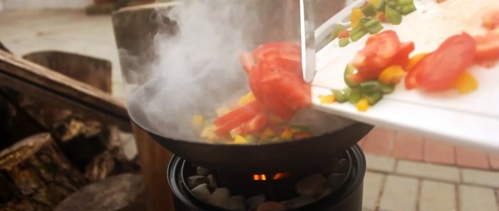 Công dụng hữu ích của lon thiếc: cách làm lò nướng mini nấu nướng ngoài trời