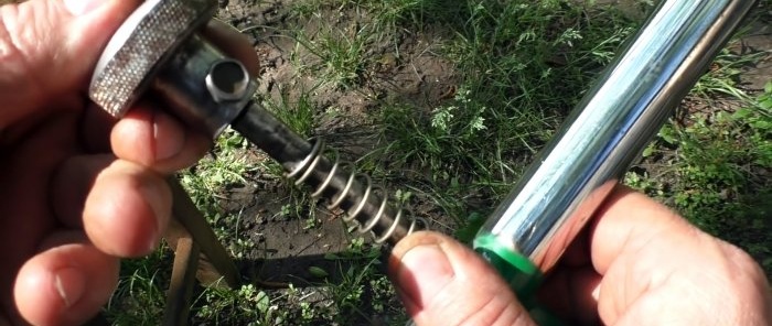Како направити уређај за уклањање корова из корена