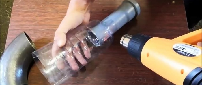 Nous connectons 2 tuyaux de diamètres différents avec une bouteille PET