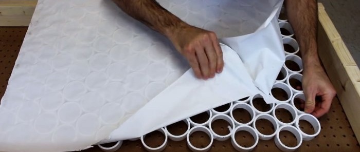 Hoe maak je een decoratief rooster van PVC-buis
