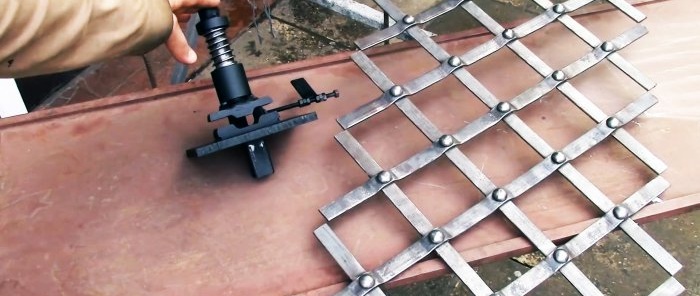 So bauen Sie eine Maschine zur schnellen Herstellung geschmiedeter Gitter