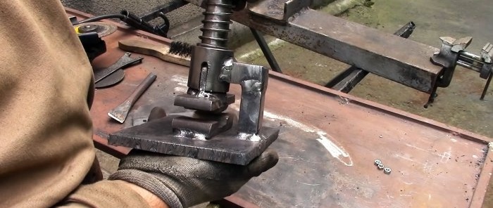 How to make a machine for quickly making forged lattice