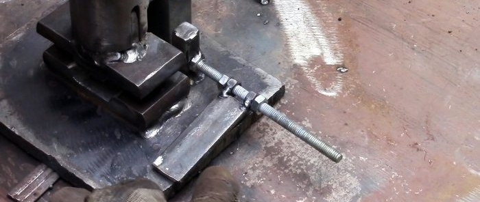 How to make a machine for quickly making forged lattice