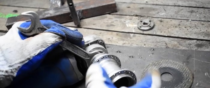 Ang pinakasimpleng gilingan mula sa isang bicycle hub grinder at isang timing roller