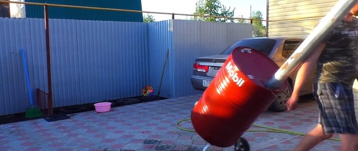 Realizzare una stufa mobile da un barile per bruciare i rifiuti del giardino