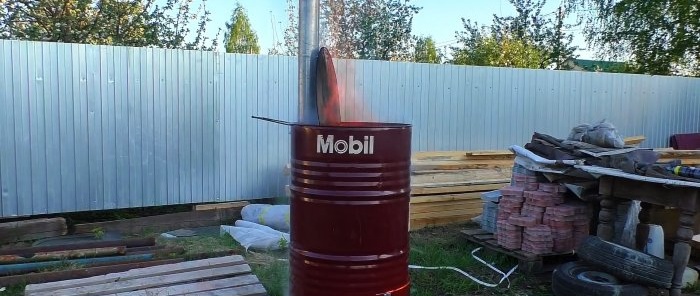 Van een ton een mobiel fornuis maken voor het verbranden van tuinafval