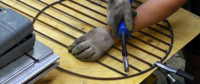 Fabriquer un poêle mobile à partir d'un tonneau pour brûler les déchets de jardin