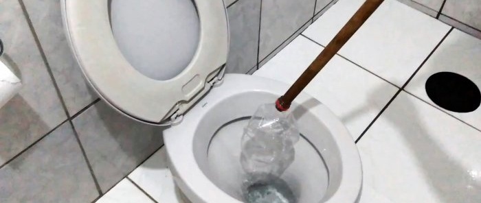 Hogyan távolítsuk el a WC dugulását műanyag palackkal