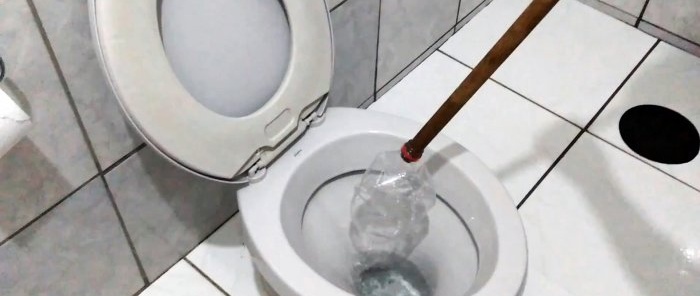 Come sturare il WC con una bottiglia di plastica