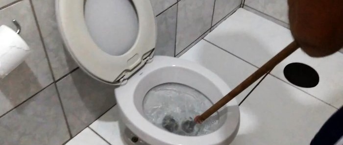 Hur man täpper igen en toalett med en plastflaska