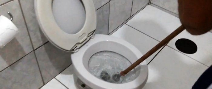 Comment déboucher des toilettes avec une bouteille en plastique