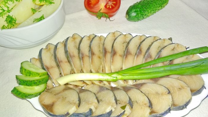 Pikantā sālīta makrele Murmanskas speķis
