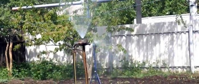 Wie man einen Sprinkler herstellt, um eine große Fläche von einem Punkt aus zu bewässern