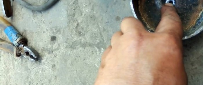 Wie man einen Sprinkler herstellt, um eine große Fläche von einem Punkt aus zu bewässern