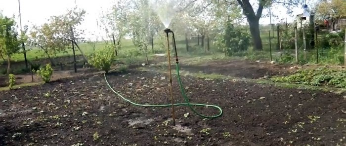 Wie man einen Sprinkler herstellt, um eine große Fläche von einem Punkt aus zu bewässern