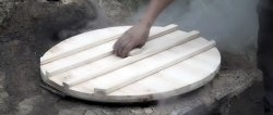 Comment fabriquer un couvercle en bois pour un chaudron dans un fumoir ou un tandoor sans colle, ni clous ni vis