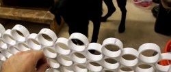 Hogyan készítsünk dekoratív rácsot PVC-csőből