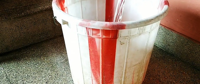Umplerea unei crăpături într-o găleată de plastic în 1 minut