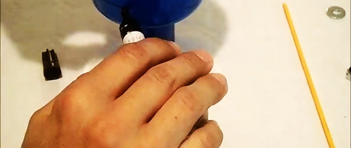 Hur man gör en trädgårdsväderkvarn från en plastflaska