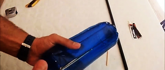 Wie man aus einer Plastikflasche eine Gartenwindmühle baut