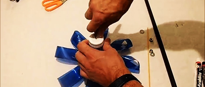 Cara membuat kincir angin taman dari botol plastik