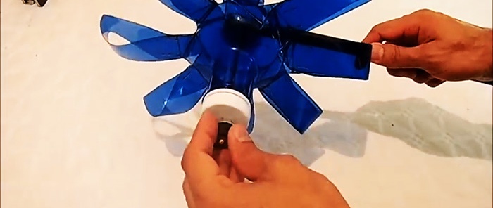 Как да си направим градинска вятърна мелница от пластмасова бутилка