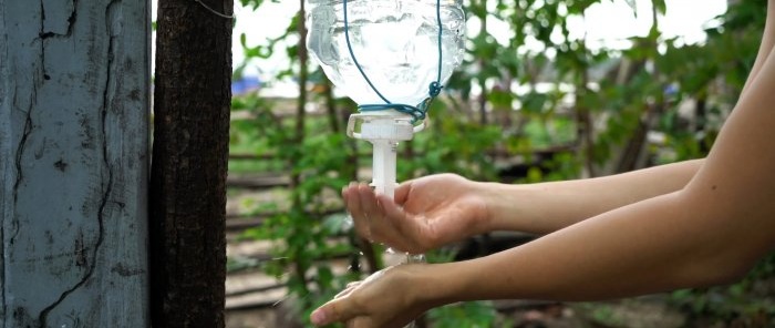 Sådan laver du en håndvask fra en sprøjte og en plastikflaske