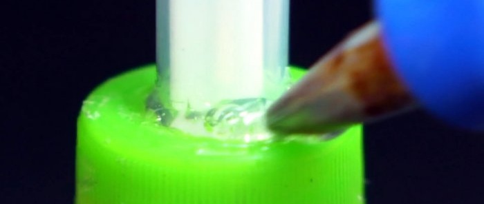 Cum să faci o chiuvetă dintr-o seringă și o sticlă de plastic