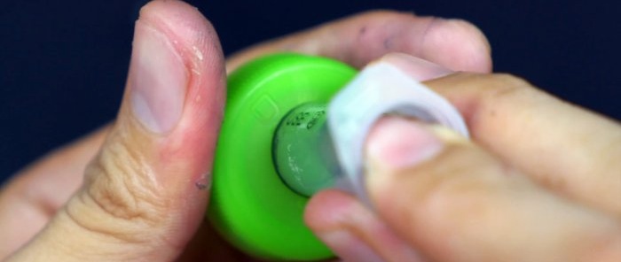 Sådan laver du en håndvask fra en sprøjte og en plastikflaske