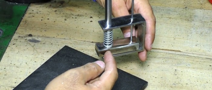 Cómo hacer una perforadora en miniatura.