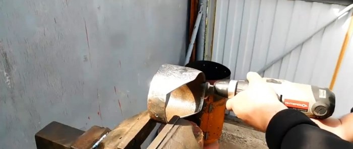 Come realizzare una potente zappa da un pezzo di tubo che taglierà radici ed erbacce
