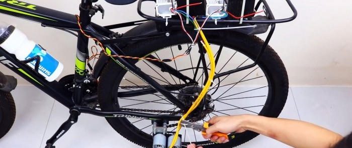 Hoe maak je een krachtige elektrische fiets met behulp van 4 motoren met laag vermogen