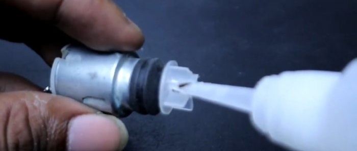 Hvordan lage en enkel vannpumpe fra en motor og en sprøyte