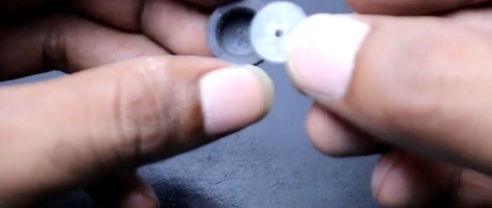 Hur man gör en enkel vattenpump från en motor och en spruta